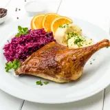 Jaką sałatkę do kaczki wybrać, by podkreślić jej smak?