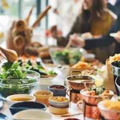 Ile kosztuje catering na komunie? Ceny, które zaskoczą i pomogą w wyborze