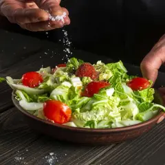 Jakie przyprawy do sałatki jarzynowej, aby wzbogacić jej smak?