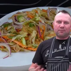 Surówka z kiszonej kapusty jak w restauracji - prosta i smaczna wersja