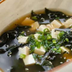 Zupa miso co to? Poznaj sekrety tej tradycyjnej japońskiej zupy