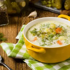 Co dodać do zupy ogórkowej, aby zaskoczyć smakiem i aromatem