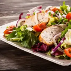 Sałatka jak z restauracji - proste przepisy na wyjątkowe smaki