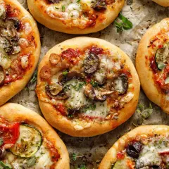 Pyszne pizzerinki przepis na ciasto, które zaskoczą Twoich gości