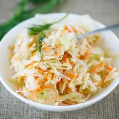 Surówka z kapusty jak z restauracji – idealny przepis na sałatkę