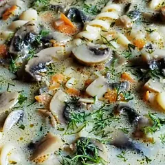 Ile kcal ma zupa grzybowa z makaronem? Zaskakujące fakty o kaloriach
