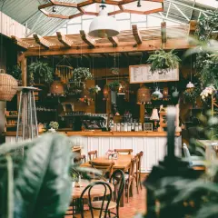 Gdzie na obiad w Warszawie: odkryj najlepsze restauracje i ceny