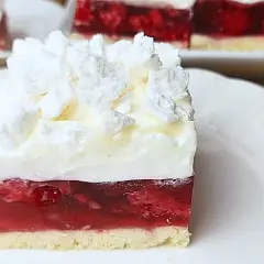 Przepis na ciasto malinowa chmurka z bezą, które zachwyci każdego