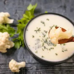 Zupa kalafiorowa jak u babci – przepis na smak dzieciństwa