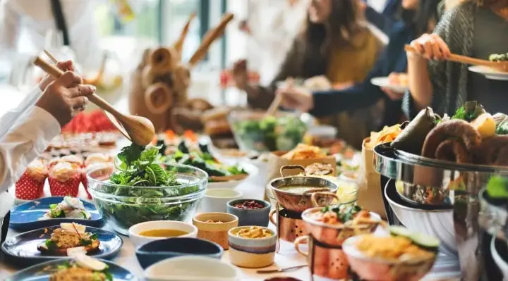 Ile kosztuje catering na komunie? Ceny, które zaskoczą i pomogą w wyborze