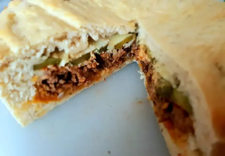 Pyszne ciasto cheeseburger – prosty przepis na wyjątkową ucztę