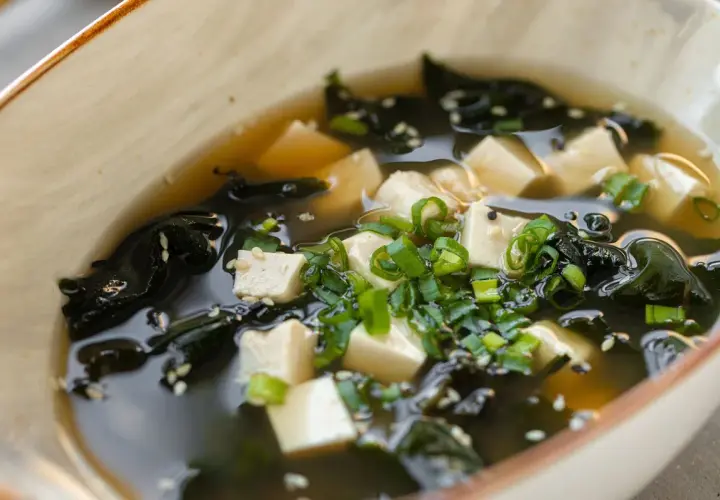 Zupa miso co to? Poznaj sekrety tej tradycyjnej japońskiej zupy