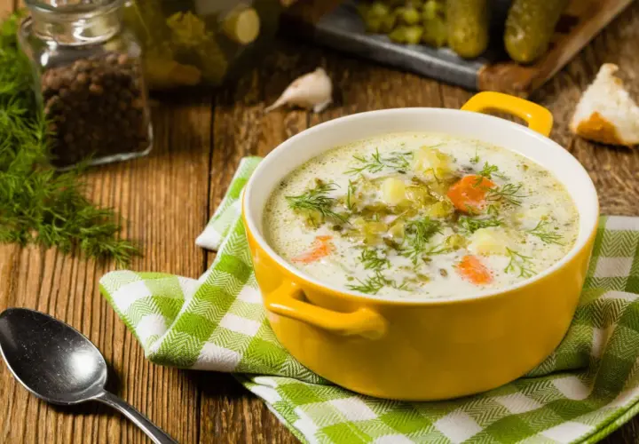 Co dodać do zupy ogórkowej, aby zaskoczyć smakiem i aromatem