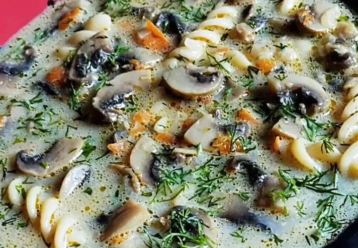 Ile kcal ma zupa grzybowa z makaronem? Zaskakujące fakty o kaloriach