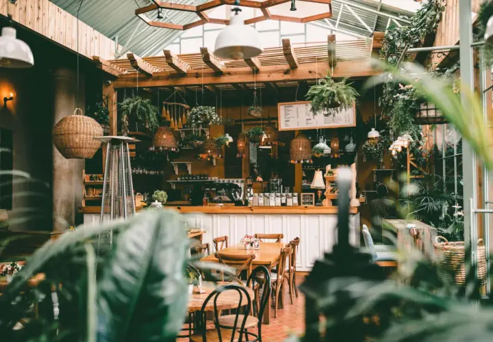 Gdzie na obiad w Warszawie: odkryj najlepsze restauracje i ceny