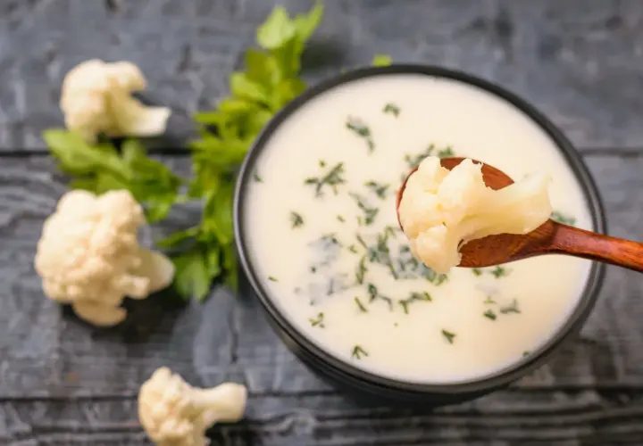Zupa kalafiorowa jak u babci – przepis na smak dzieciństwa