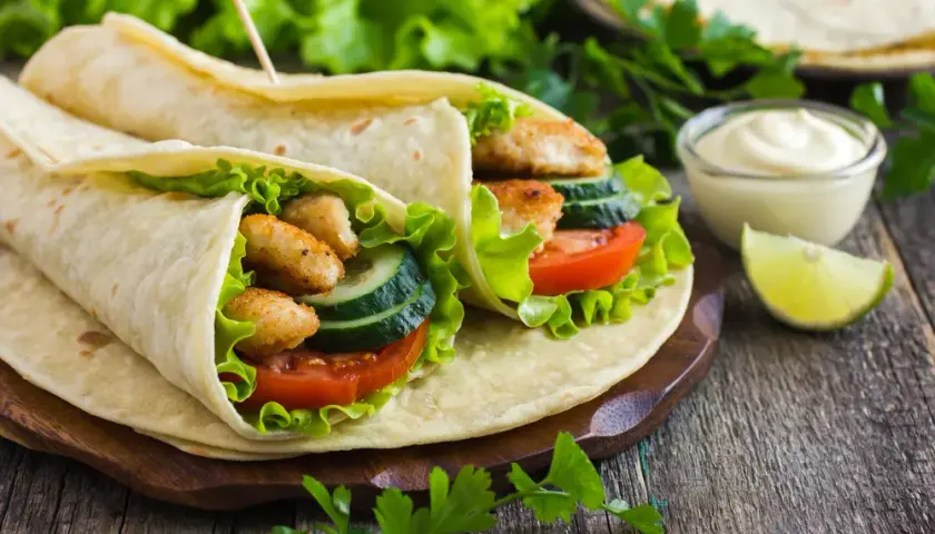 Tortilla na obiad: Szybkie przepisy i pomysły na każdy smak