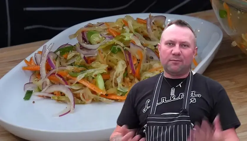 Surówka z kiszonej kapusty jak w restauracji - prosta i smaczna wersja