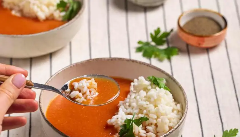 Zupa pomidorowa jak u babci - przepis na smak dzieciństwa