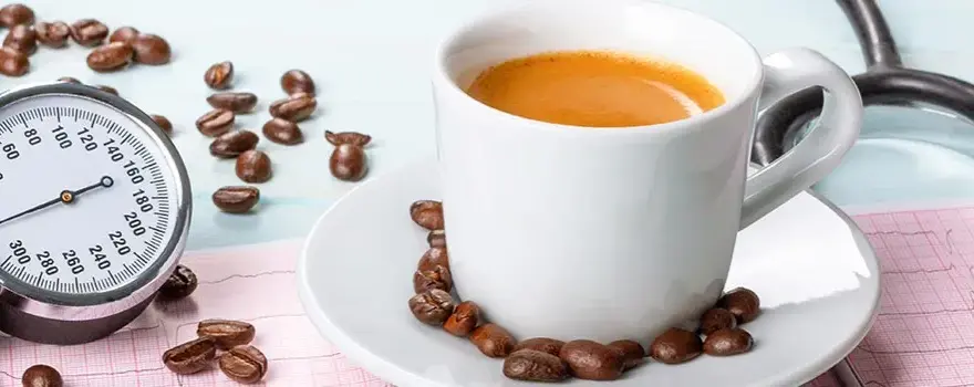 O ile kawa podnosi ciśnienie i jak to wpływa na zdrowie?