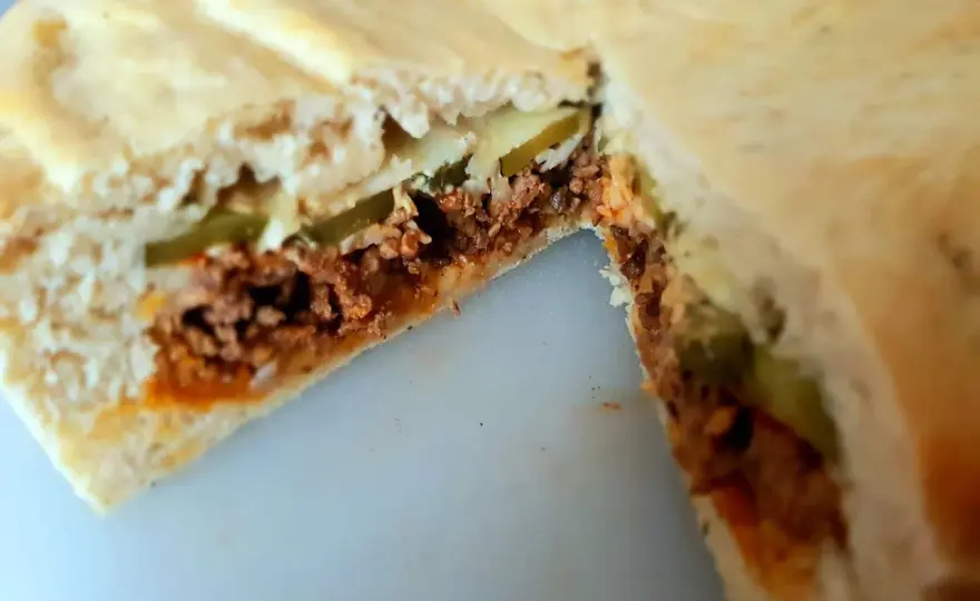 Pyszne ciasto cheeseburger – prosty przepis na wyjątkową ucztę