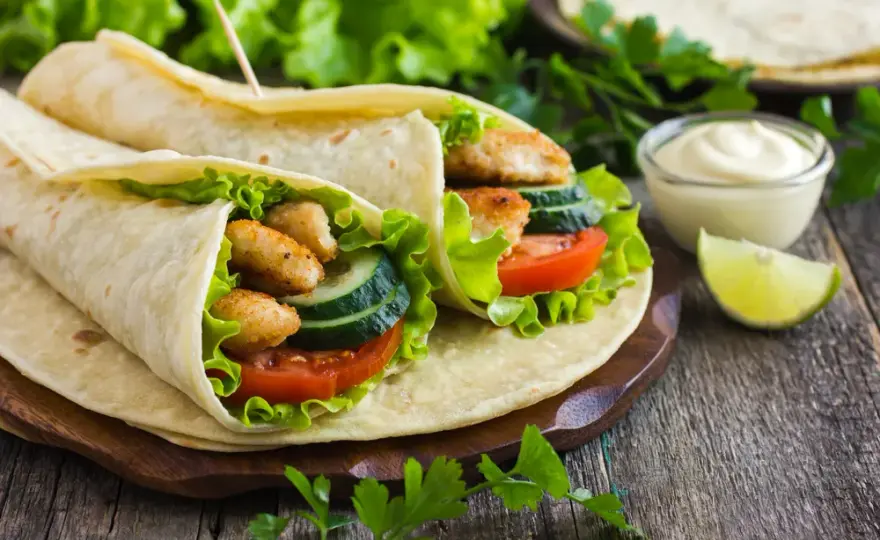 Tortilla na obiad: Szybkie przepisy i pomysły na każdy smak