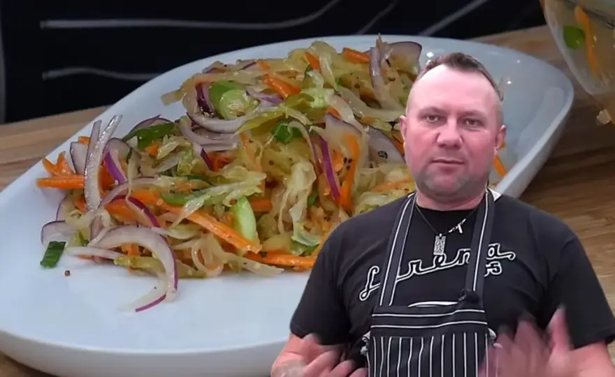 Surówka z kiszonej kapusty jak w restauracji - prosta i smaczna wersja