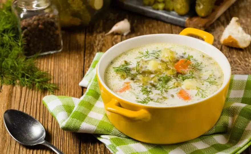 Co dodać do zupy ogórkowej, aby zaskoczyć smakiem i aromatem