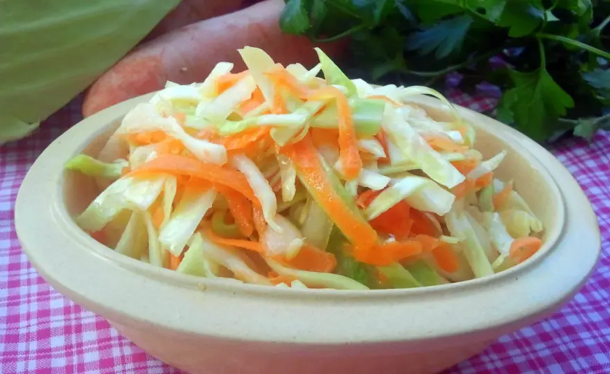 Kapusta jak z chińskiej restauracji – prosty przepis na idealną surówkę