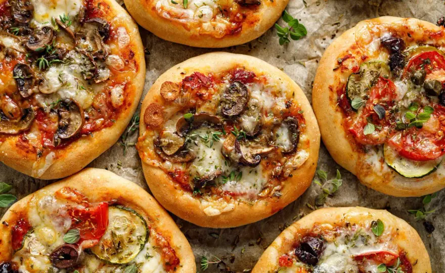 Pyszne pizzerinki przepis na ciasto, które zaskoczą Twoich gości