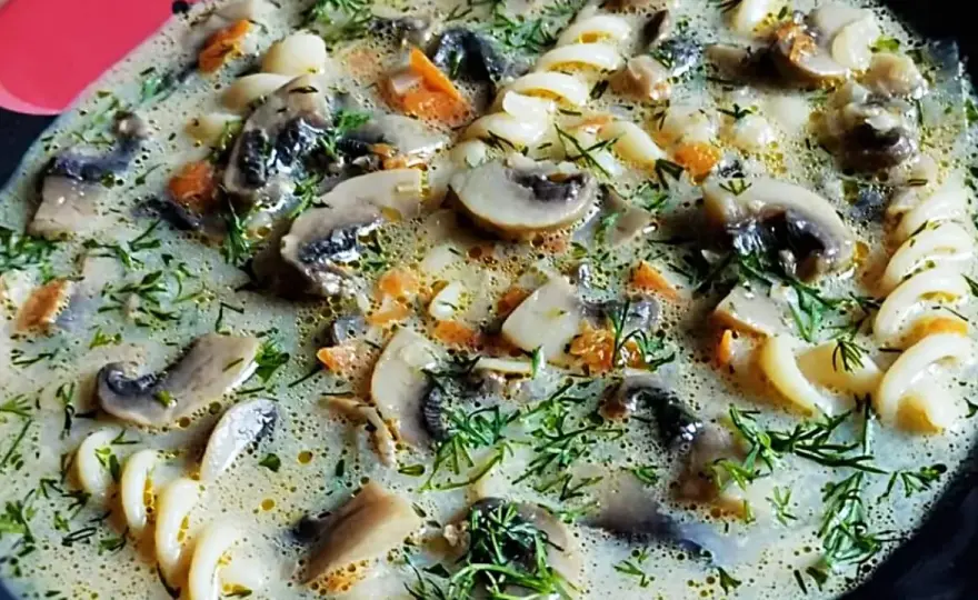 Ile kcal ma zupa grzybowa z makaronem? Zaskakujące fakty o kaloriach
