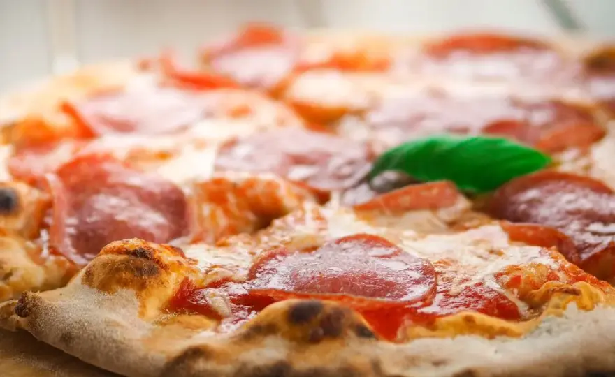 Przepis na pizzę jak z restauracji - smak, który zachwyci każdego
