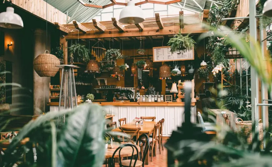 Gdzie na obiad w Warszawie: odkryj najlepsze restauracje i ceny