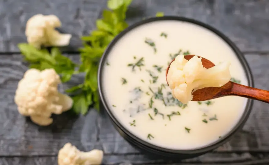 Zupa kalafiorowa jak u babci – przepis na smak dzieciństwa