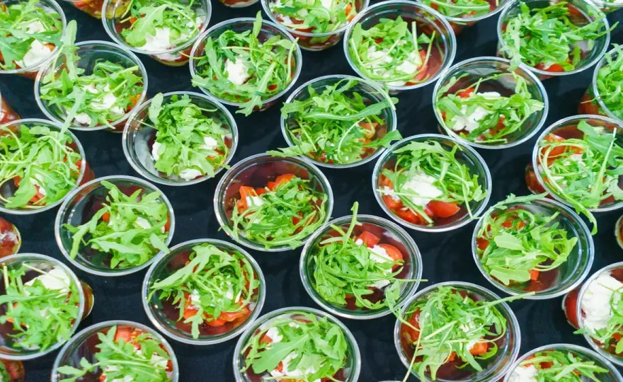 Jak otworzyć catering: kluczowe kroki, aby uniknąć błędów i kosztów