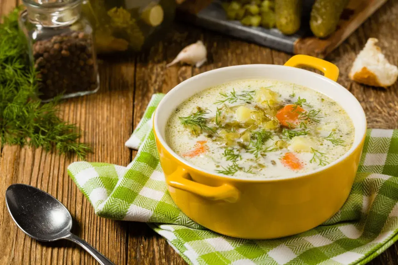 Co dodać do zupy ogórkowej, aby zaskoczyć smakiem i aromatem