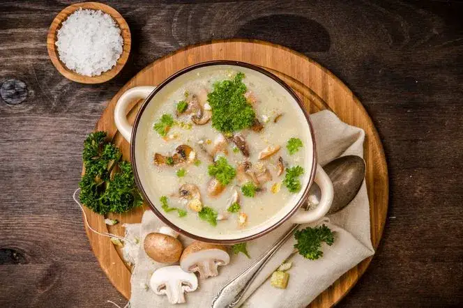Zdjęcie Ile kcal ma zupa grzybowa z makaronem? Zaskakujące fakty o kaloriach